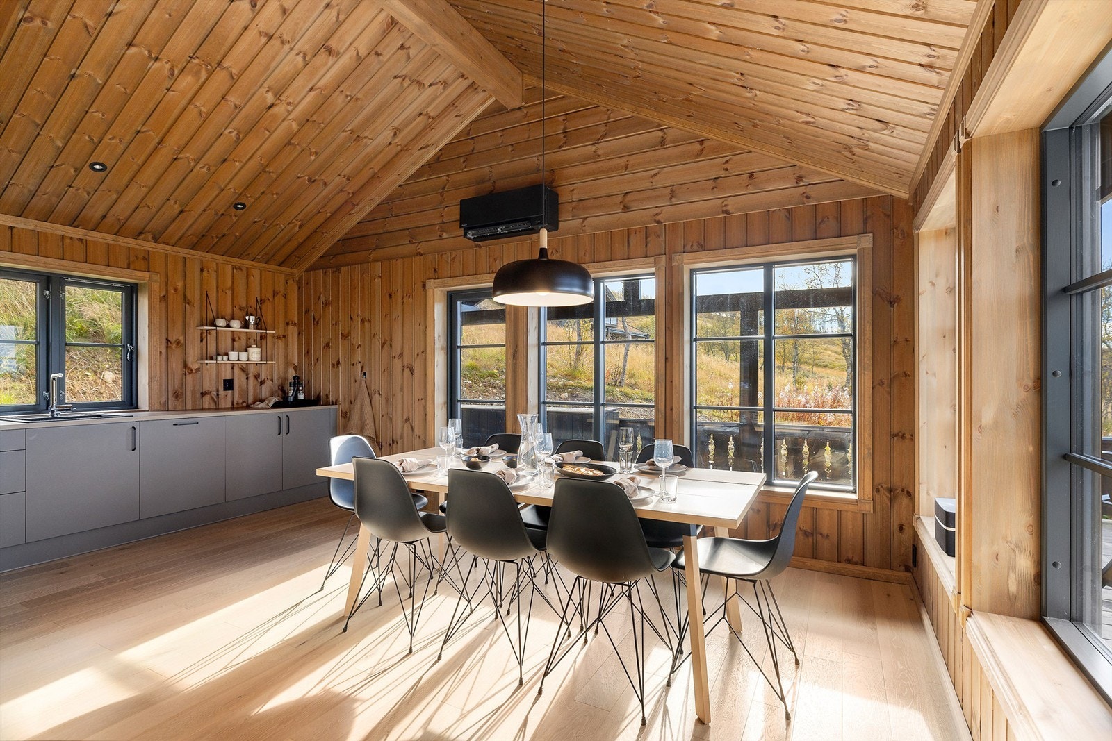 Luftig og godt rom med skråtak Galleribilde