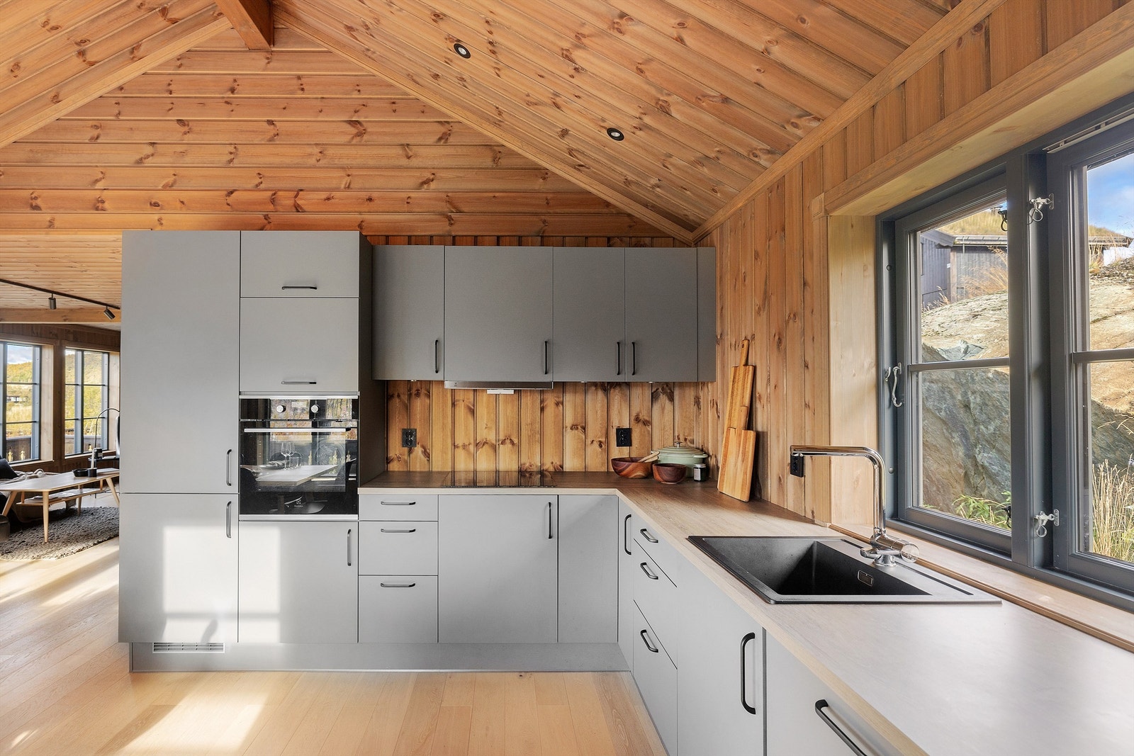 Kjøkkenet er levert av Aubo med integrerte hvitevarer Galleribilde