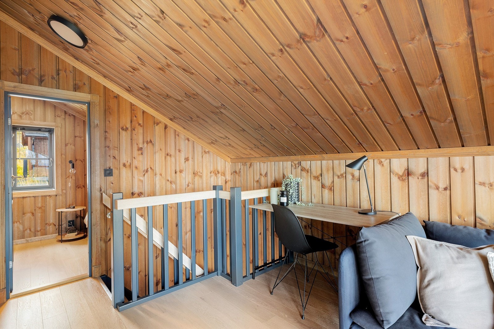 Loftstue med plass til hyttekontor Galleribilde