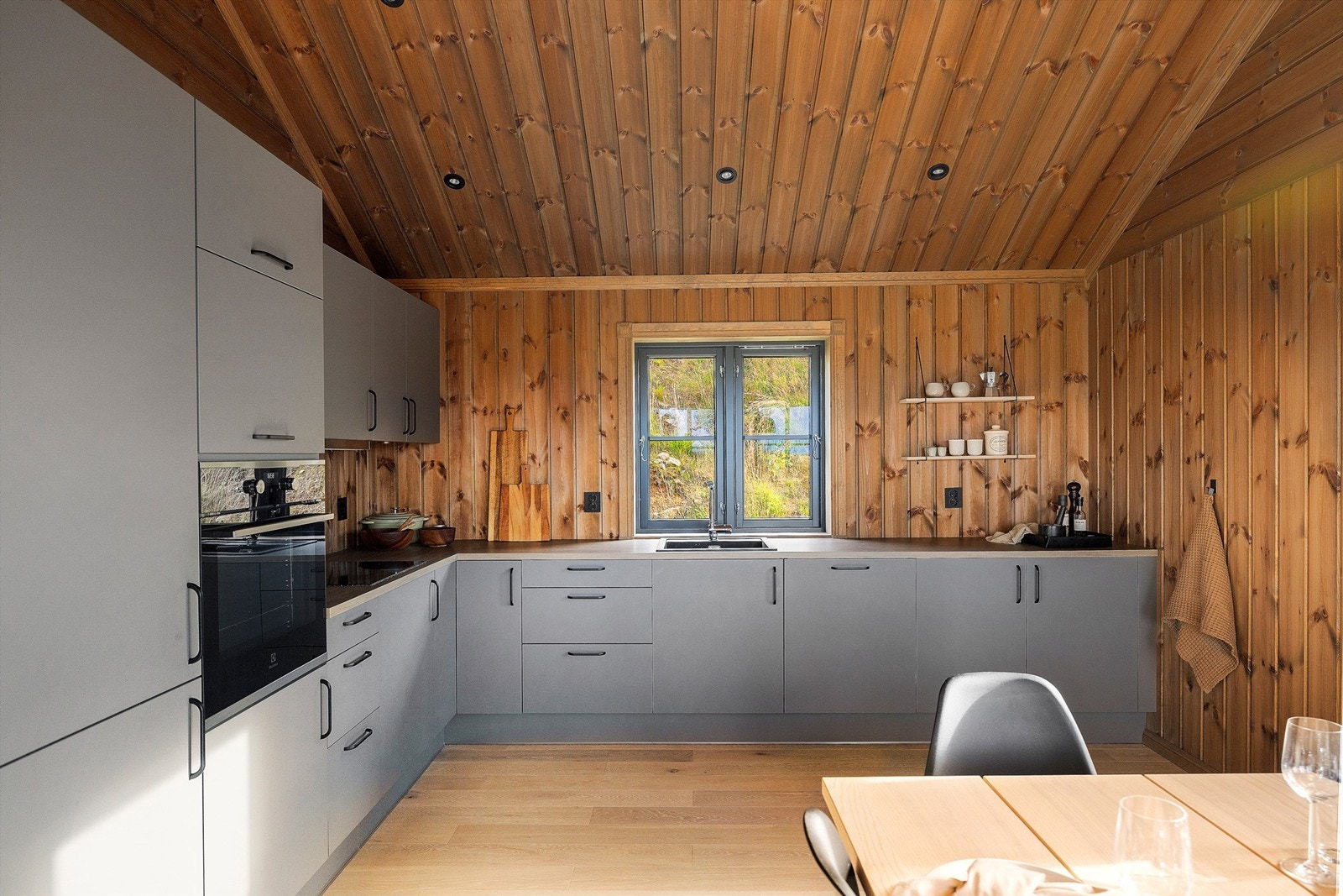 Kjøkkenet er levert av Aubo med integrerte hvitevarer Galleribilde