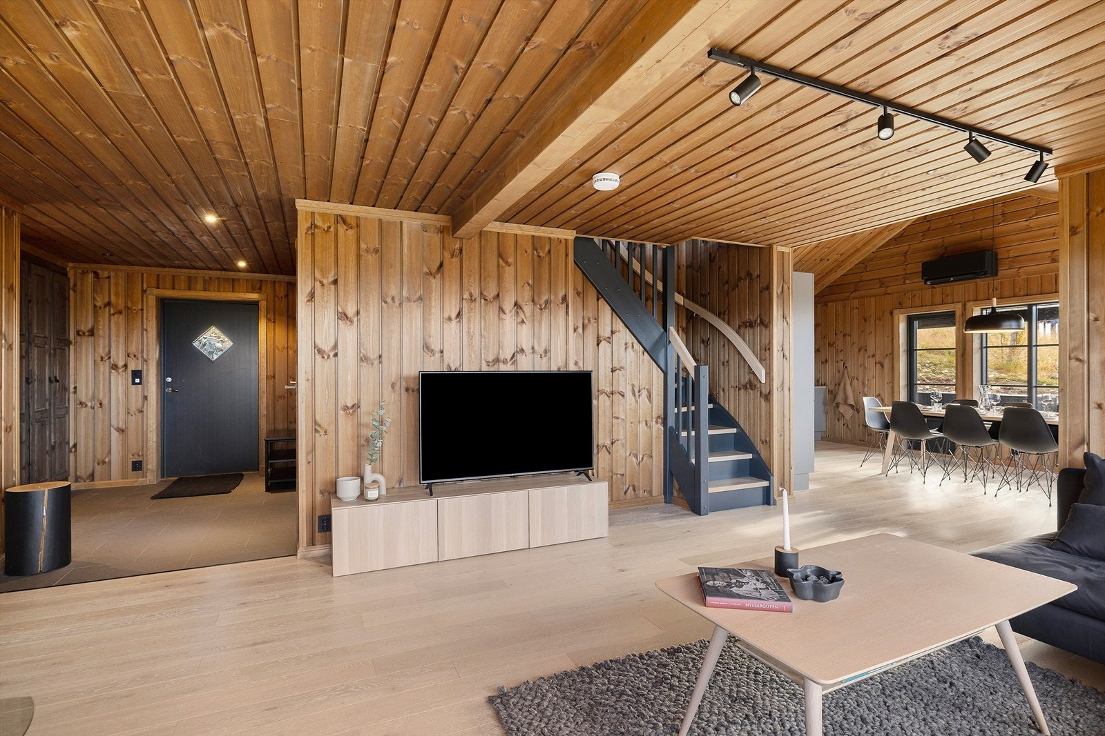 Hytta har en gjennomgående god standard med parkett på gulv og panel på vegger Galleribilde