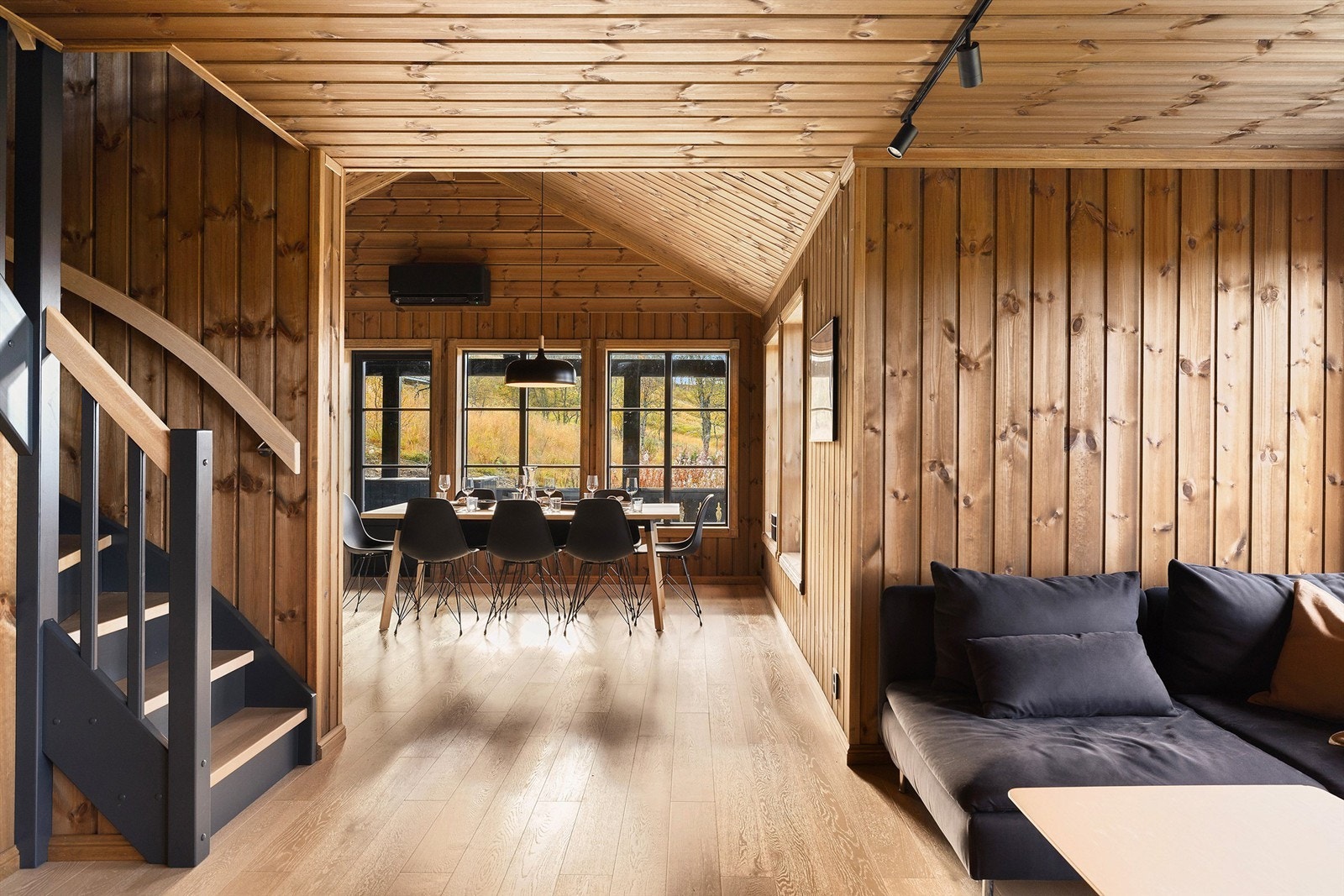 Kjøkkenet er romslig og gir plass til eget spisebord Galleribilde