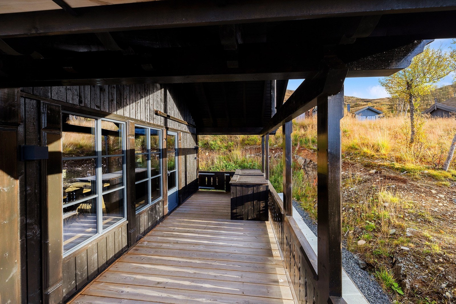 Deler av uteplassen er takoverbygget Galleribilde