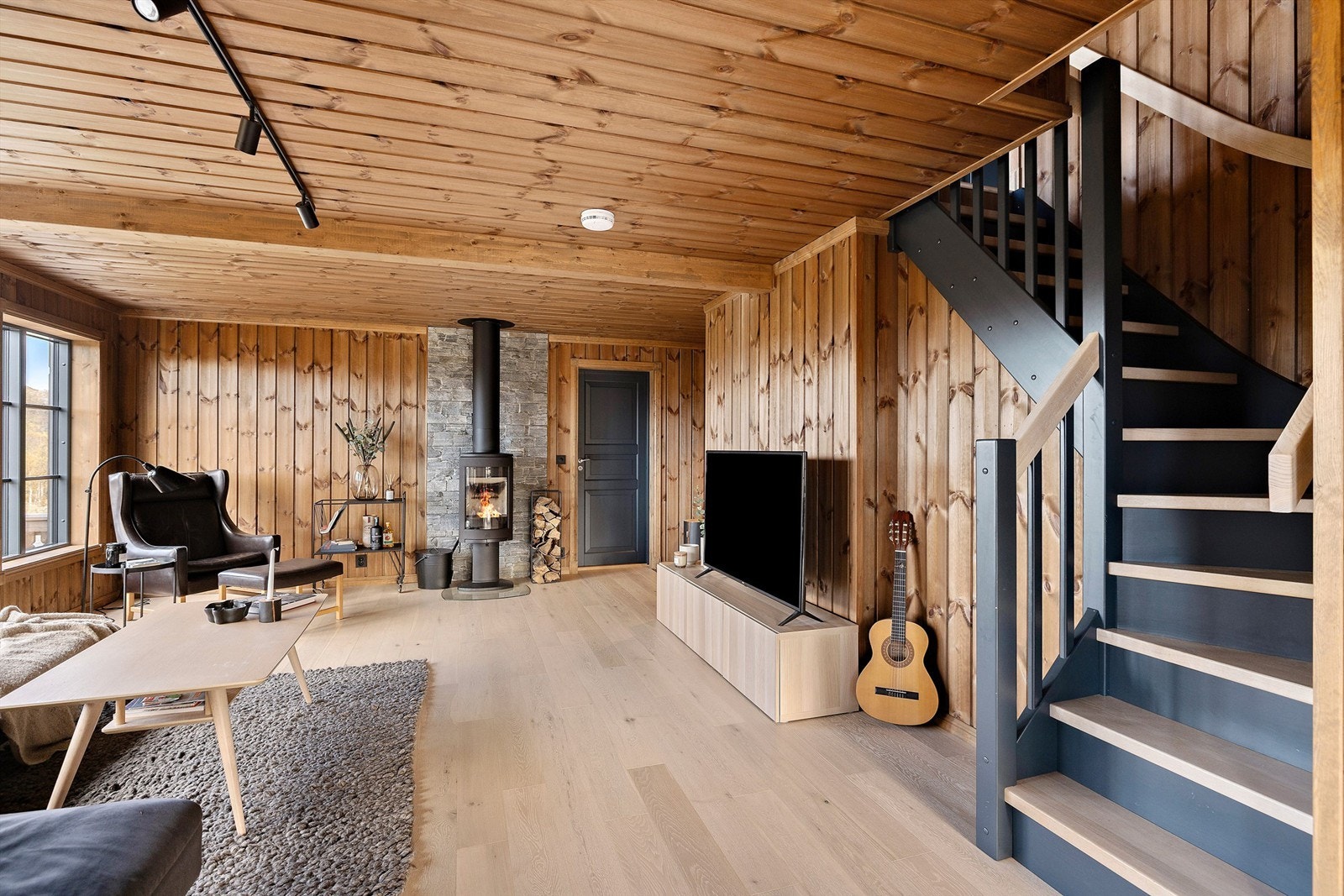 Hytta har en gjennomgående god standard med parkett på gulv og panel på vegger Galleribilde