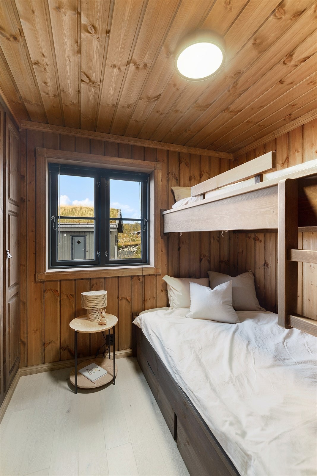 Soverom 2 med plassbygget garderobeskap og plassbygd seng med oppbevaring Galleribilde