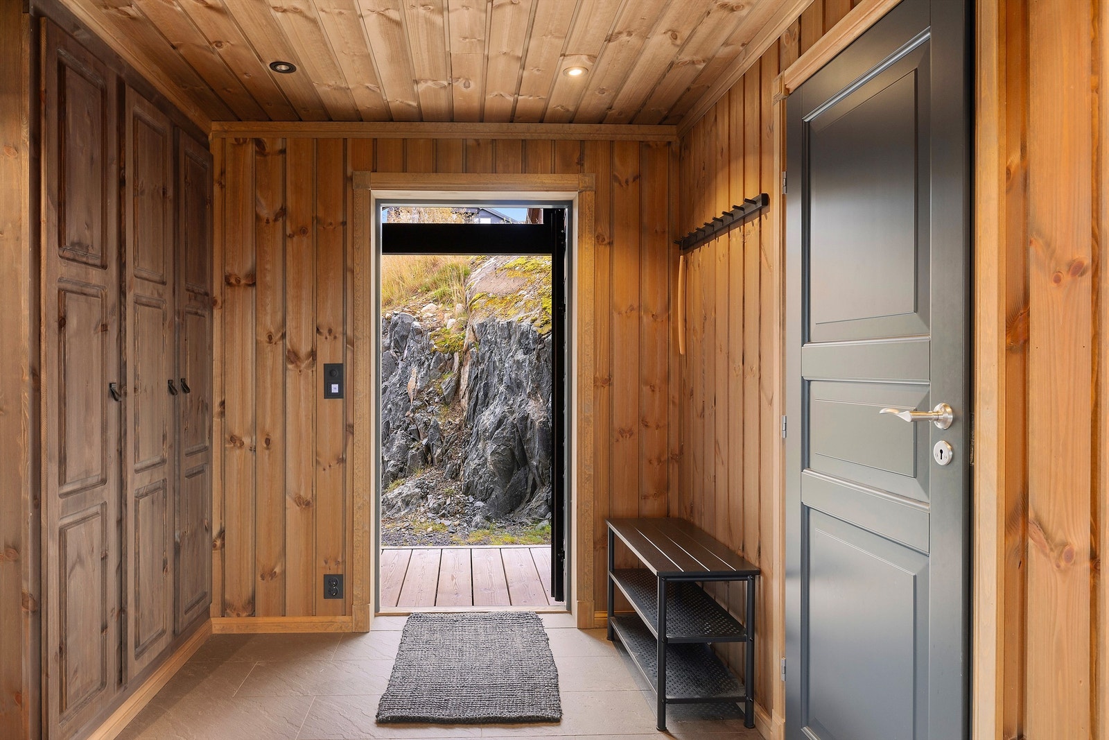 Pen entré med flislagt gulv og plassbygget garderobeskap Galleribilde