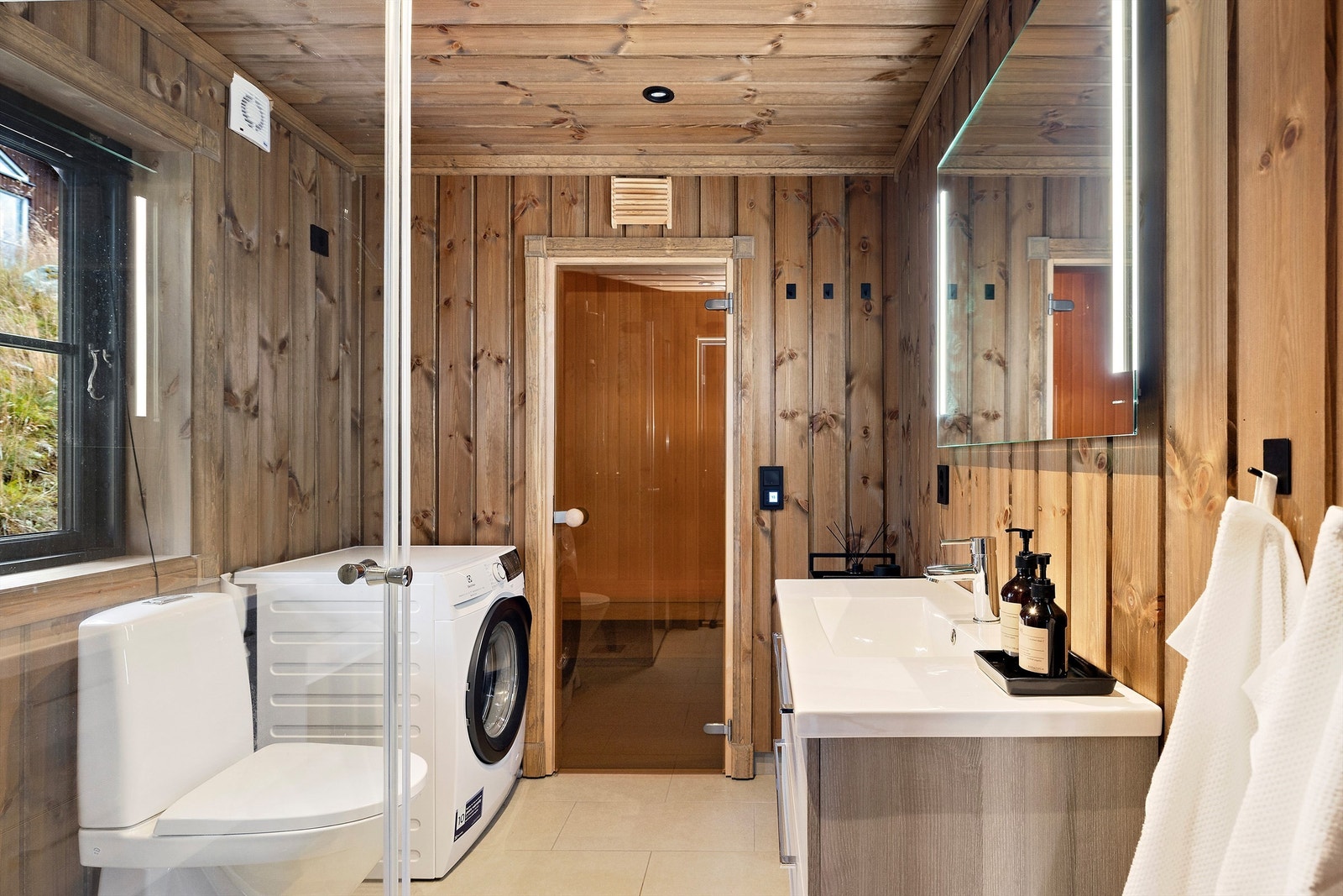 Bad 1. etg med opplegg til vaskemaskin og badstue. Innredning fra Vikingbad Galleribilde