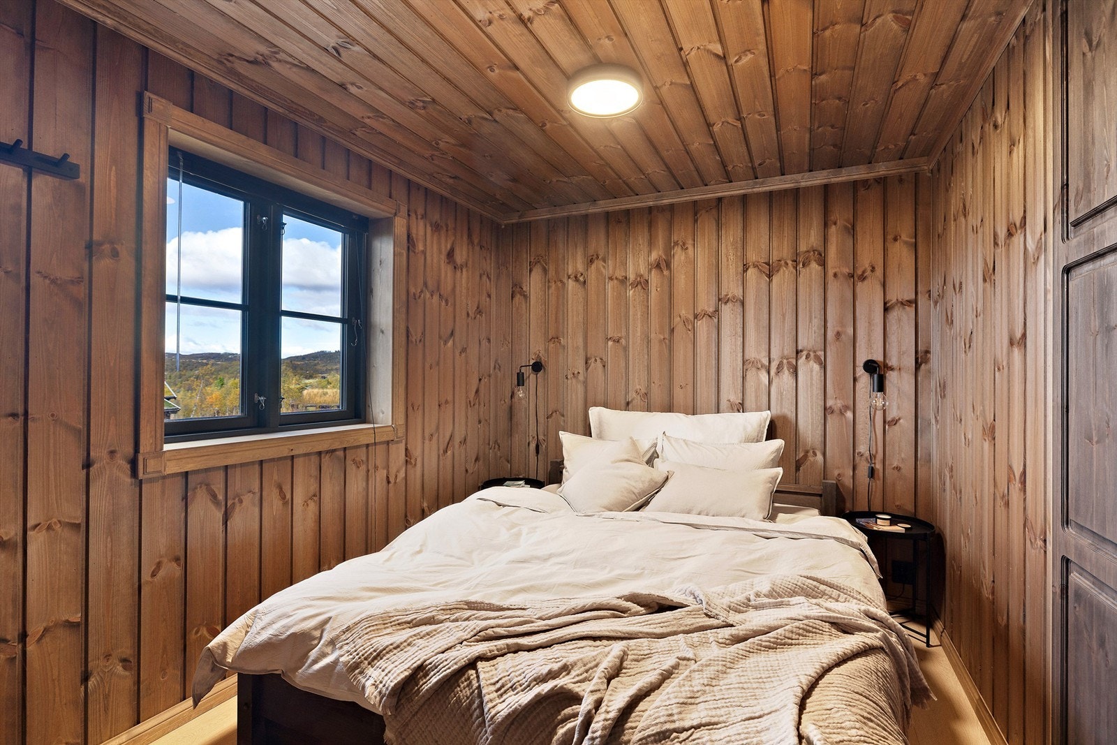 Soverom 1 med plassbygget garderobeskap og plassbygd seng med oppbevaring Galleribilde