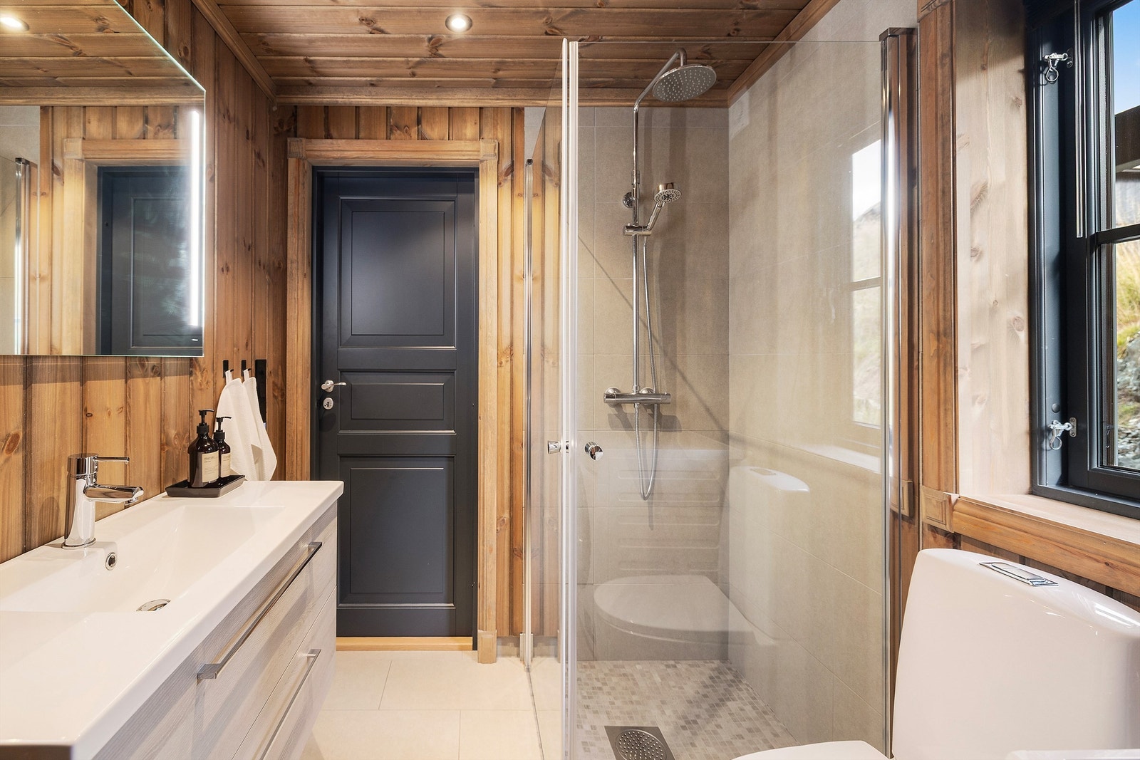 Bad 1. etg med opplegg til vaskemaskin og badstue. Innredning fra Vikingbad Galleribilde