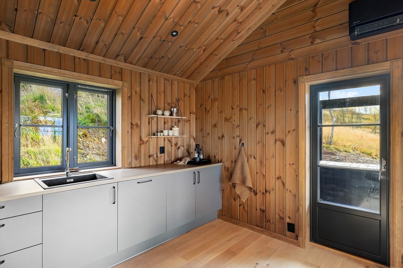 Kjøkkenet er levert av Aubo med integrerte hvitevarer Galleribilde