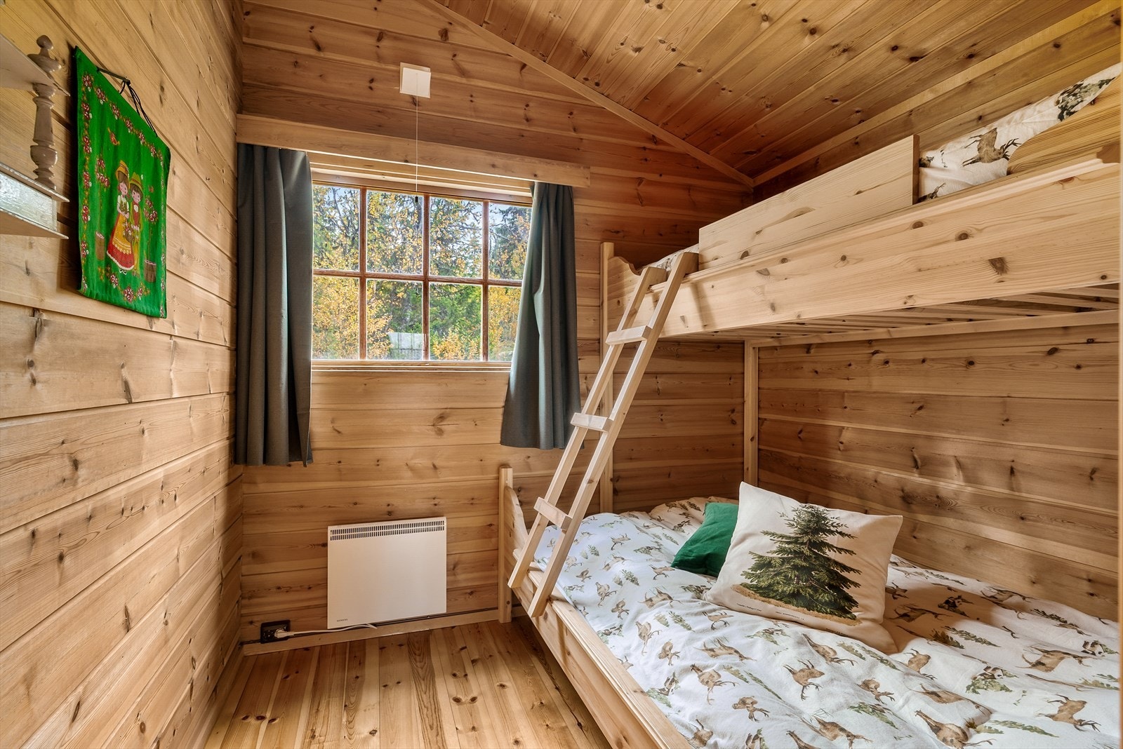 Soverom 3 - samtlige soverom er innredet med plassbygde køyesenger. Galleribilde