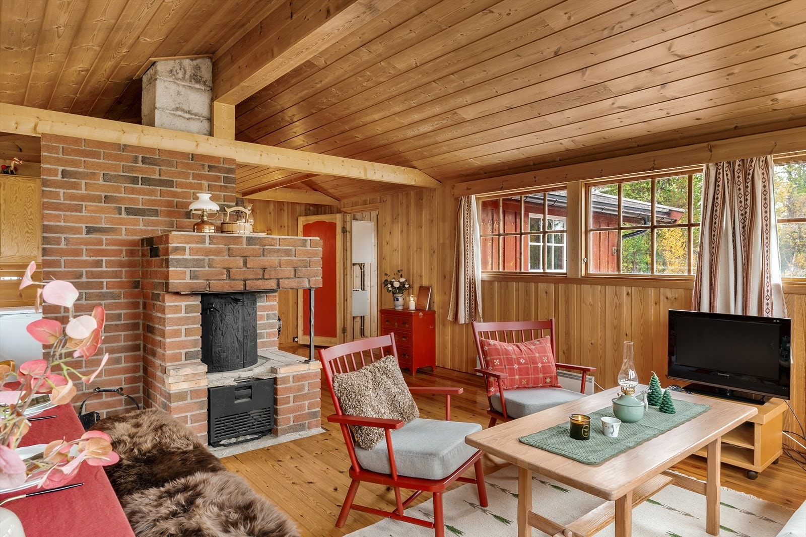 Vinduer på flere kanter gir godt med naturlig lys. Galleribilde