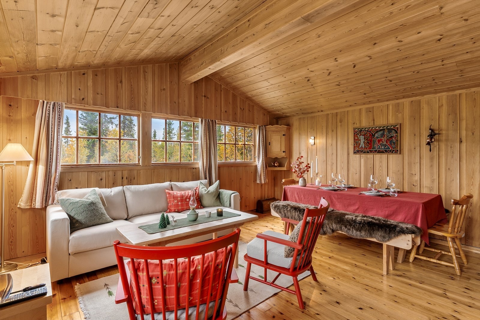 Panelte vegger og tak gir et lunt uttrykk, og skråhimling gir god romfølelse. Galleribilde