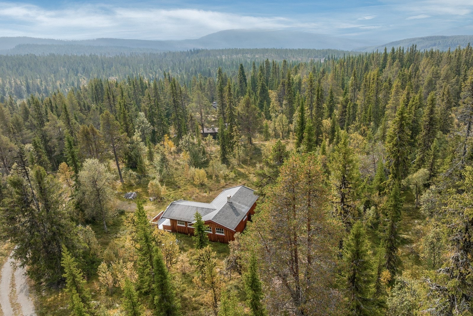 Området byr på et variert terreng med et nettverk av godt merkede tur- og sykkelstier. Galleribilde