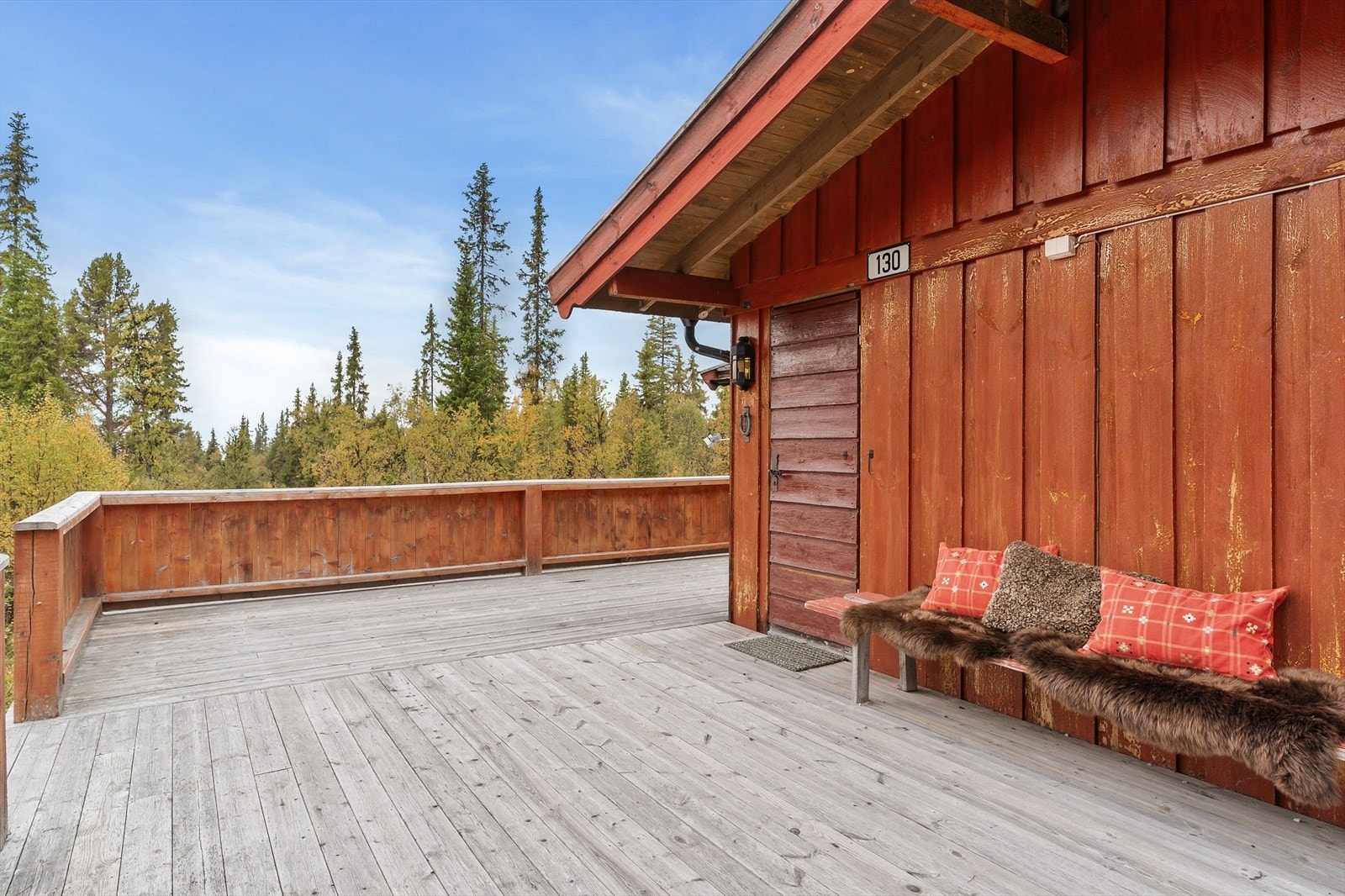 Uteområdet byr på en romslig sørvestvendt terrasse på ca 33 kvm. Galleribilde