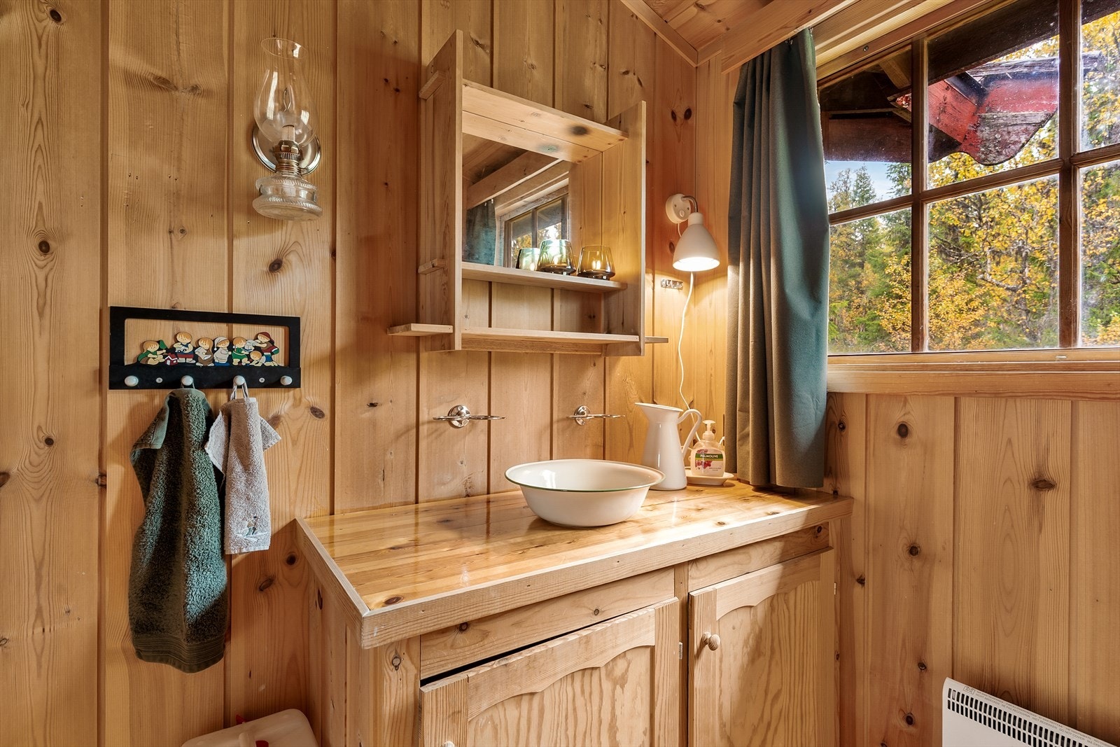 I tillegg har hytta et enkelt innredet stellerom. Galleribilde