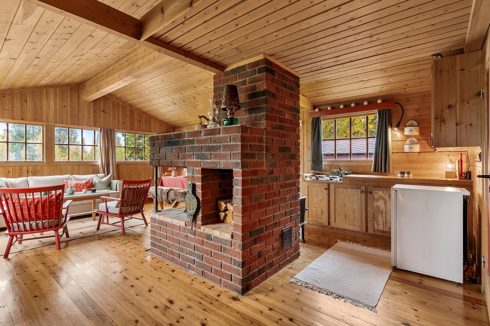 Hytta har åpen stue- og kjøkkenløsning. Galleribilde