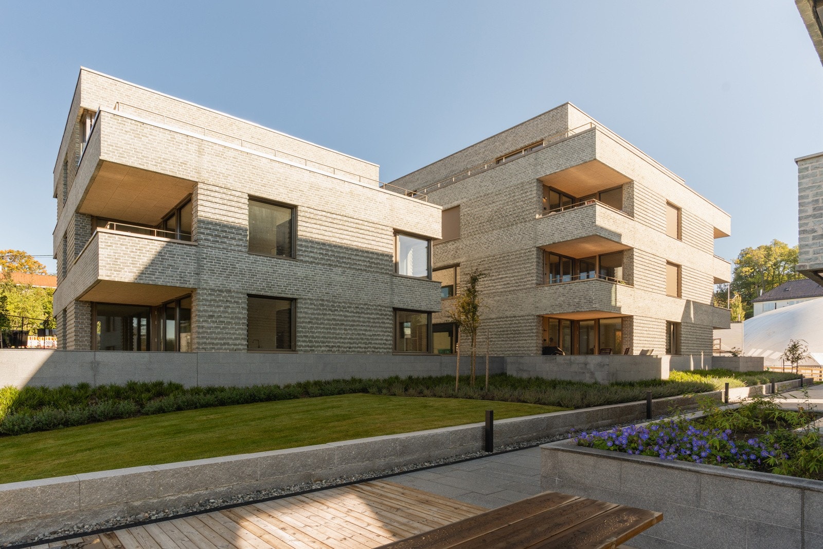 Balkongen er en integrert del av fasaden og har derfor utvendig brystning i teglstein. Galleribilde