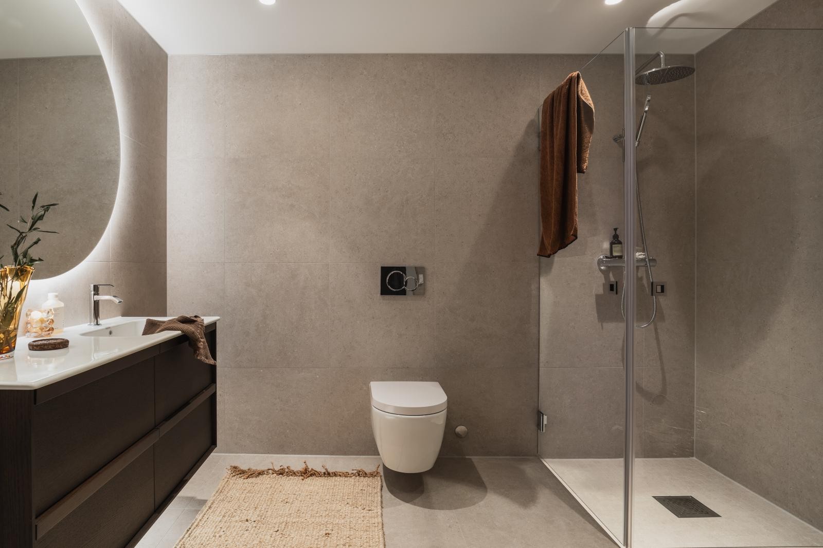 Badene har en sofistikert og tidløs stil, som gir en luksuriøs følelse til ethvert baderom Galleribilde