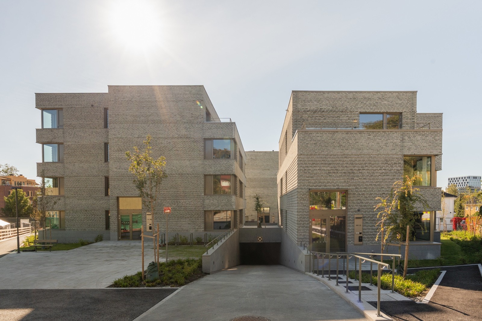 Belysningen ned til garasjen er nøye utformet for å skape en trygg og inviterende vei. Galleribilde