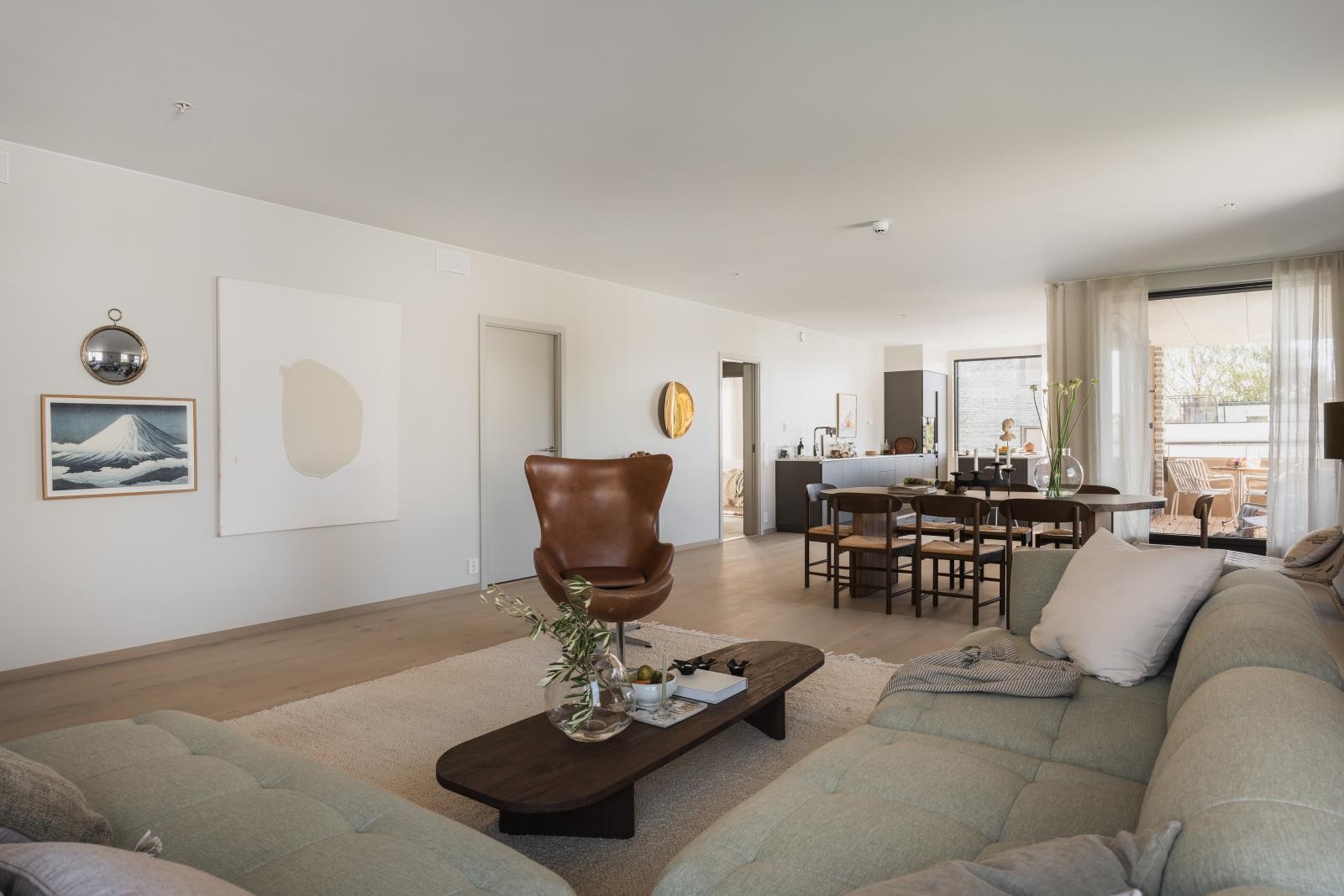 Leilighet A2 er den største leiligheten i prosjektet og strekker seg over en hel etasje, med sydvestvendt balkong. Galleribilde