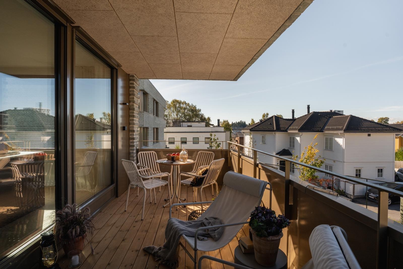 Store dører åpner opp mellom kjøkken og terrasse på solfylte dager. I Hyllveien kan du nyte stillheten og roen og høre fuglene kvitre, på en stor og flott balkong. Du bor både skjermet og sentralt rett ved eiendommen ligger Oslo Tennisklubb. Galleribilde
