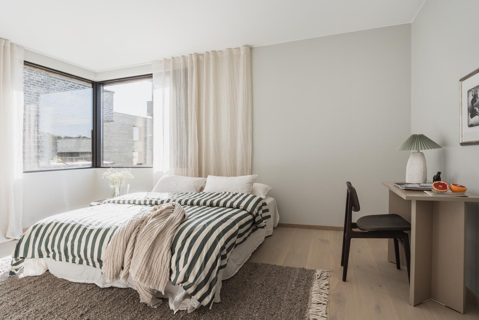 Det andre soverommet er tilknyttet walk-in garderobe, og kan for eksempel gjøres om til bibliotek eller medierom eller gjøres om til ett helt stort walk-in closet. Galleribilde