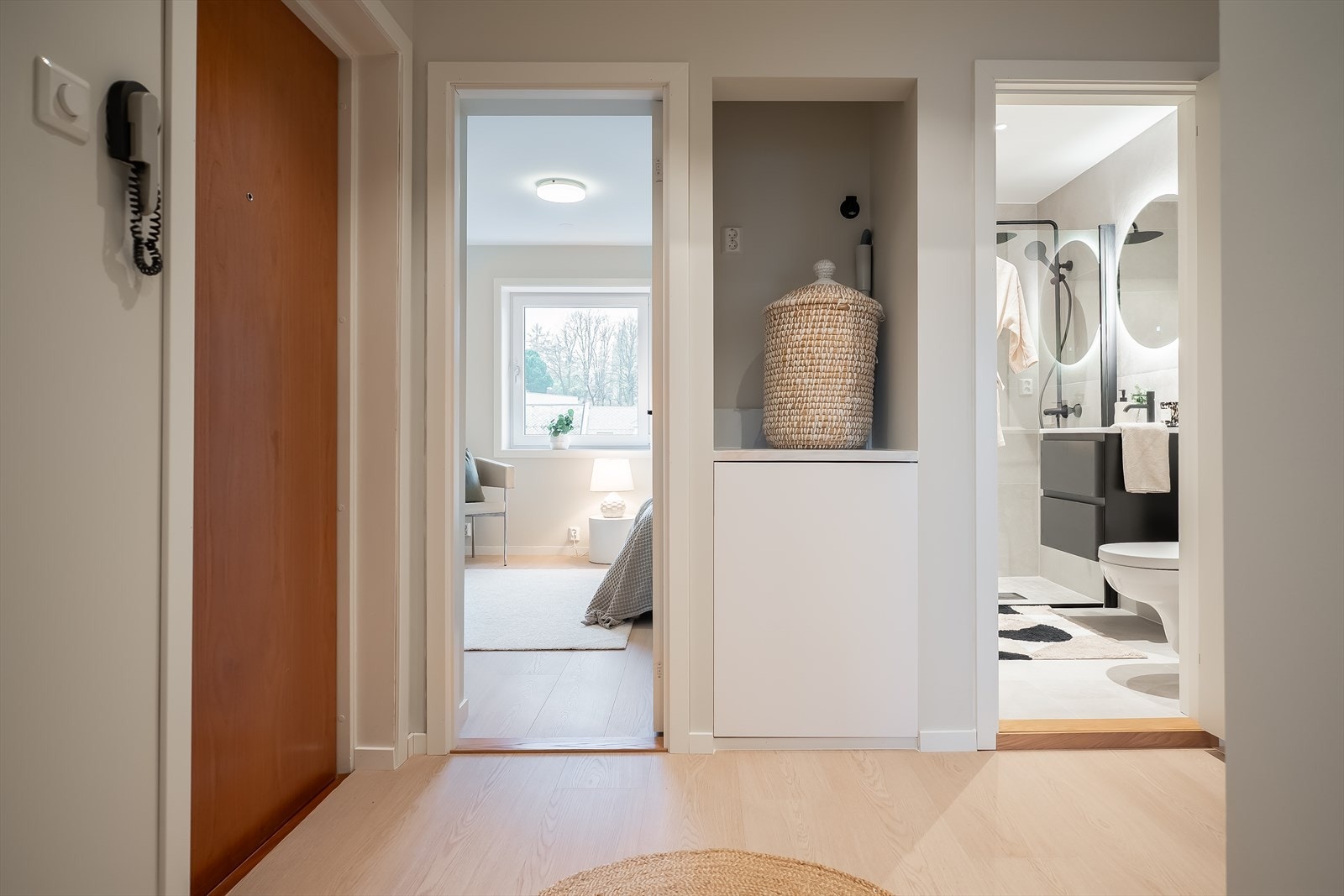 Det er etablert en nisje tilstøtende for badet i entré med høyskap. Det er installert varmtvannsbereder på ca. 100 liter fra 2025 i skapet med opplegg for vaskemaskin over. Det er installert automatisk stoppekran med gulvføler (ikke sluk). Galleribilde