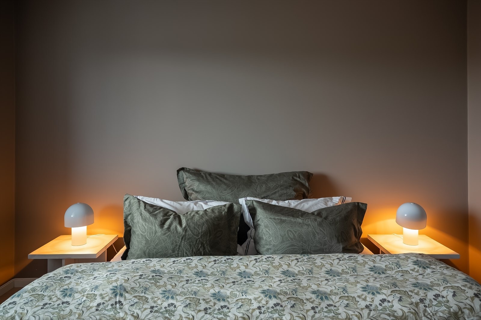 Hovedsoverommet er på 13,2 kvm, og ligger til høyre i det man kommer inn inngangspartiet. Galleribilde