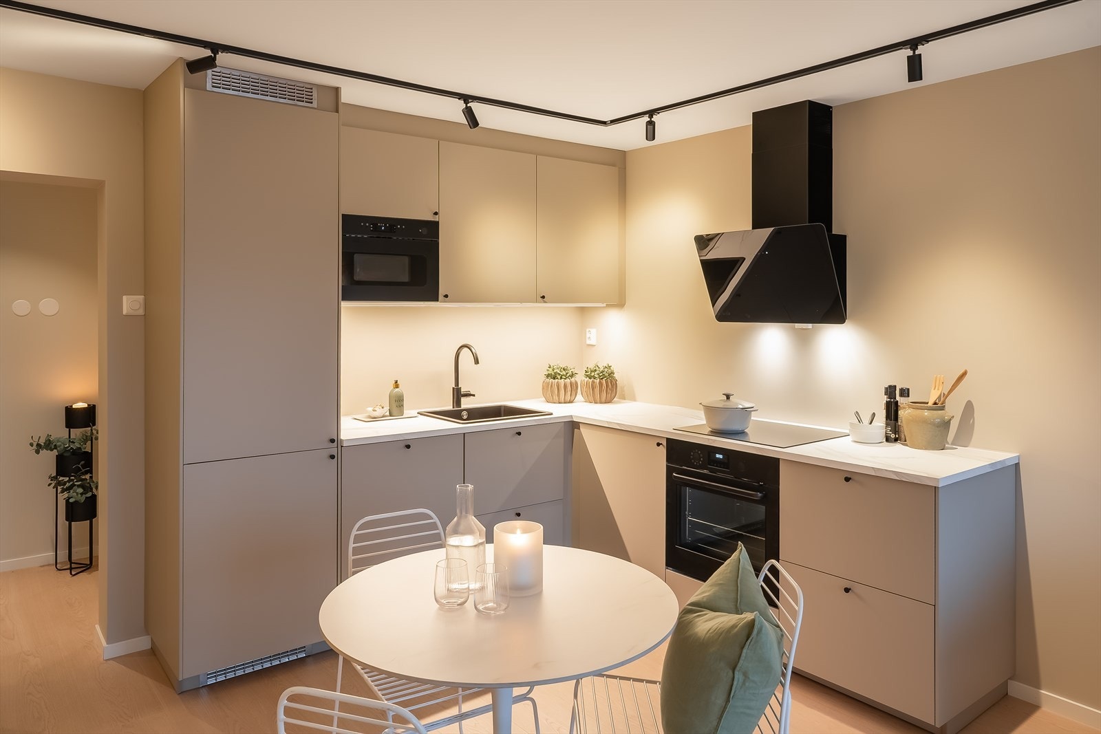 Kjøkkenet er et Havstorp-kjøkken fra 2025. Det har integrerte hvitevarer som platetopp, stekeovn, mikrobølgeovn, oppvaskmaskin, samt kombi frys- og kjøleskap. Galleribilde