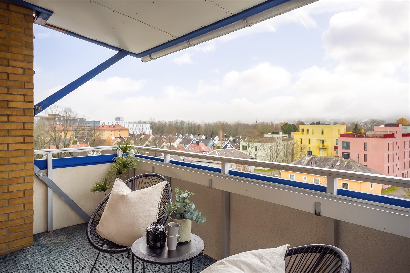 Om sommeren har man solen fra ca. kl. 13-23, ifølge selger (se bilde av soldiagram). Galleribilde