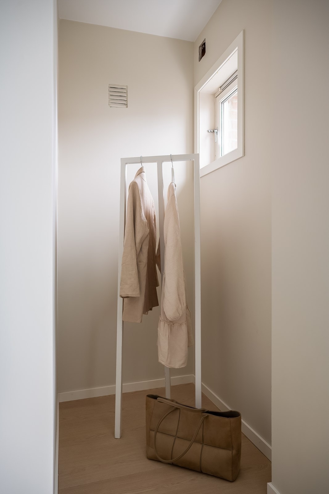 Dette rommet har et lite nisjerom innerst, som kan brukes til oppbevaring av husholdningsutstyr eller innredes som walk-in-closet - etter eget ønske. Galleribilde