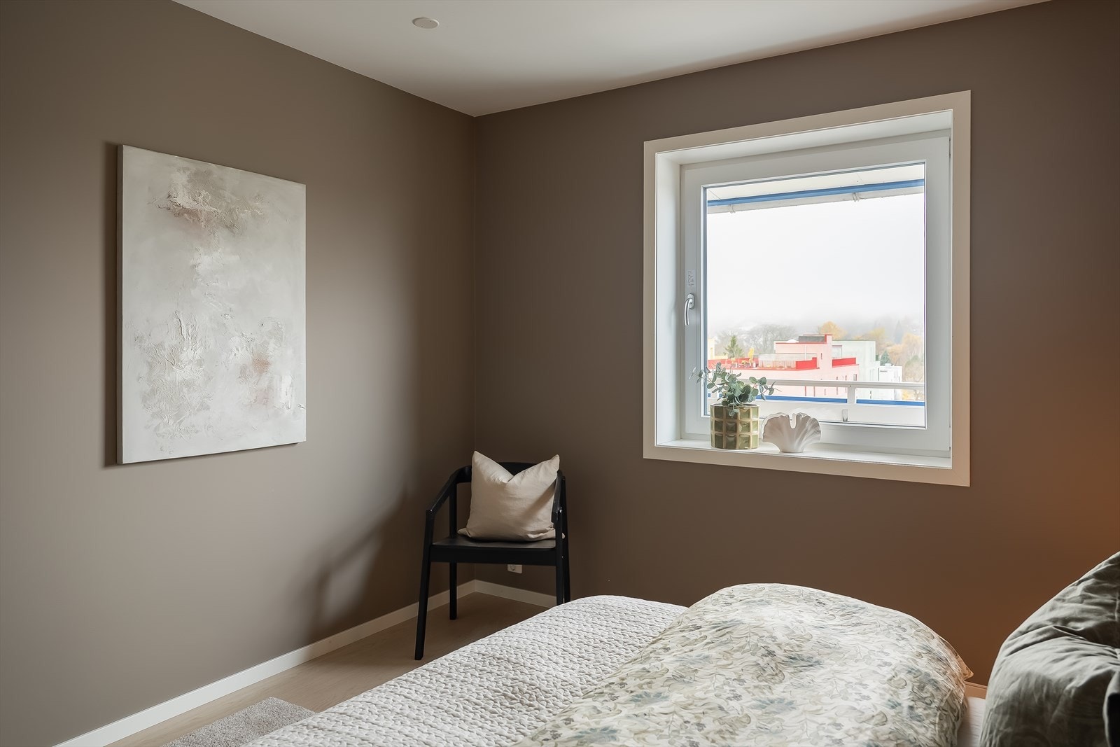 God plass til store garderobeskap, samt dobbeltseng og kontorpult. Galleribilde