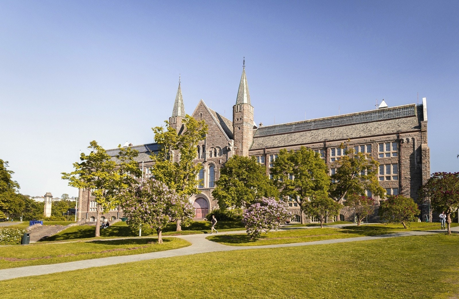 Her har man alle fasiliteter i umiddelbar nærhet. Gangavstand til sentrum (15 min), Solsiden (15 min), nærbutikk (1 min), St. Olavs hospital (3 min), NTNU Gløshaugen (5 min), SINTEF (5 min), Handelshøyskolen/HiST (2 min) og Teknobyen. Galleribilde
