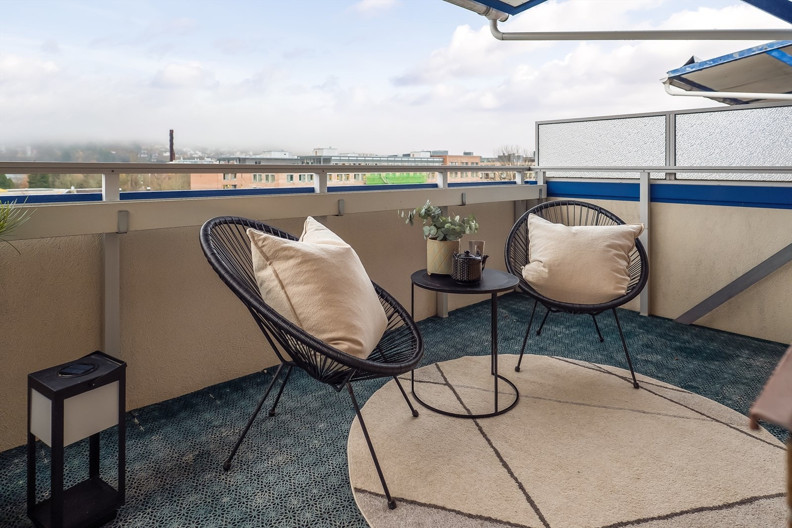 Vestvendt veranda med utgang fra stuen. Denne er på 8,4 kvm, og gir i sum flere møbleringsmuligheter. Galleribilde