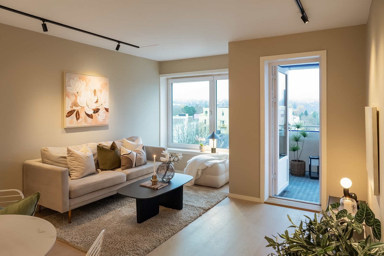 Plass til både sofagruppe, samt spisebord til ca. 4 personer. Galleribilde