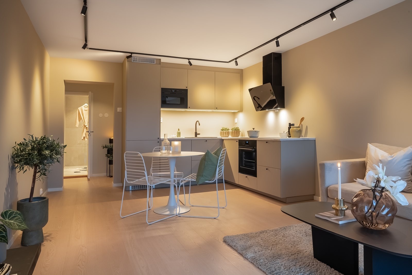 Det er en sort spotskinne i en U-form, for god belysning. Galleribilde