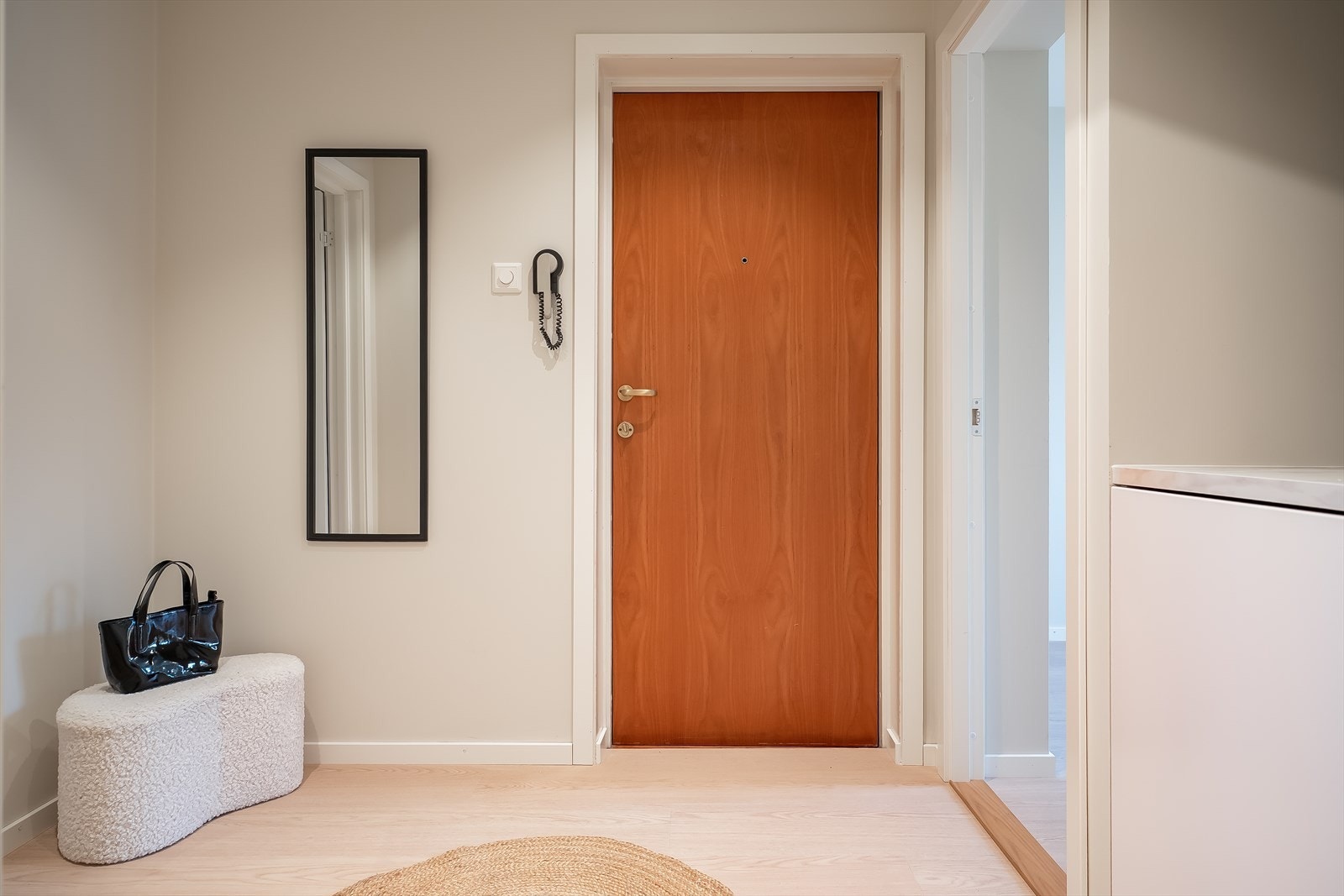 Man kommer inn i en romslig entré på hele 5,8 kvm, med gode muligheter for å etablere garderobeskap langs veggen på høyre side. Galleribilde