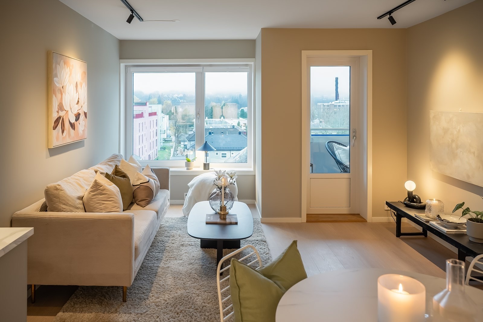 Åpen stue/kjøkkenløsning på 22,8 kvm, med store vinduer og dype vinduskarmer som gir godt med lys. Galleribilde