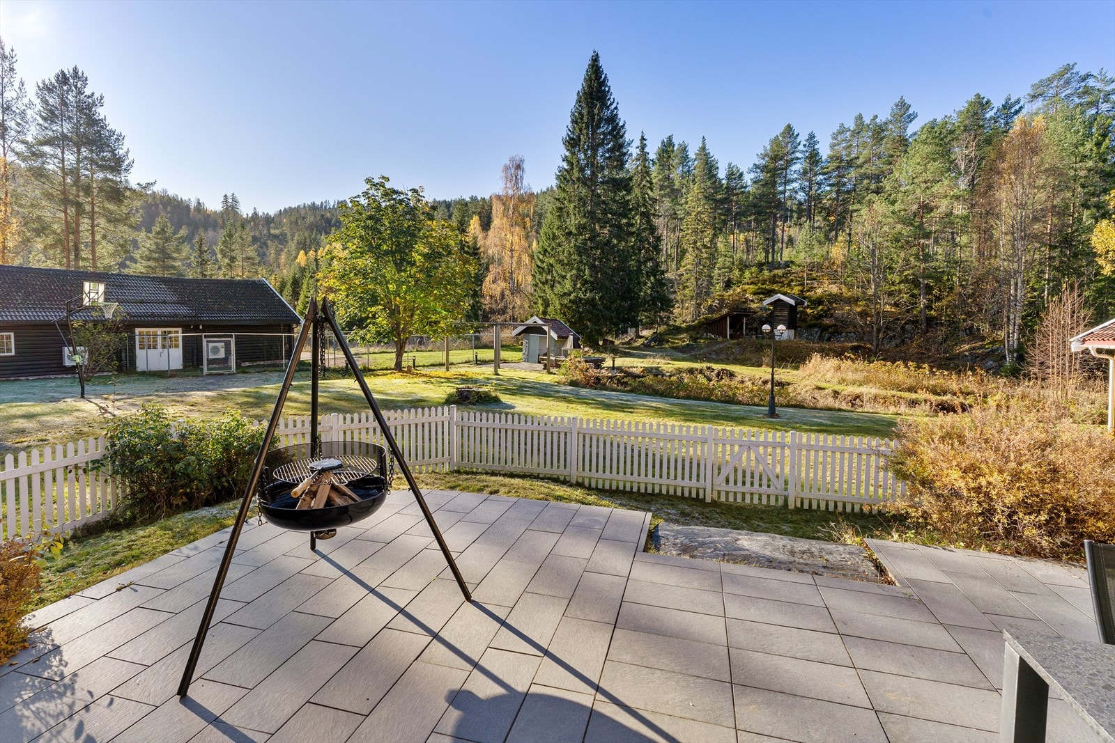De nydelige uteområder inneholder vedskjul, egen gapahuk med tilknyttet røykebu og utepleis samt en stor dam midt i hagen. Galleribilde