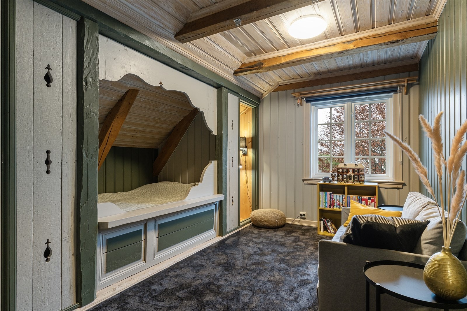 Det er fem soverom i 2. etasje. To av soverommene er store rom og de to andre er noe mindre, med innebygget seng med flotte detaljer på begge rom. Galleribilde