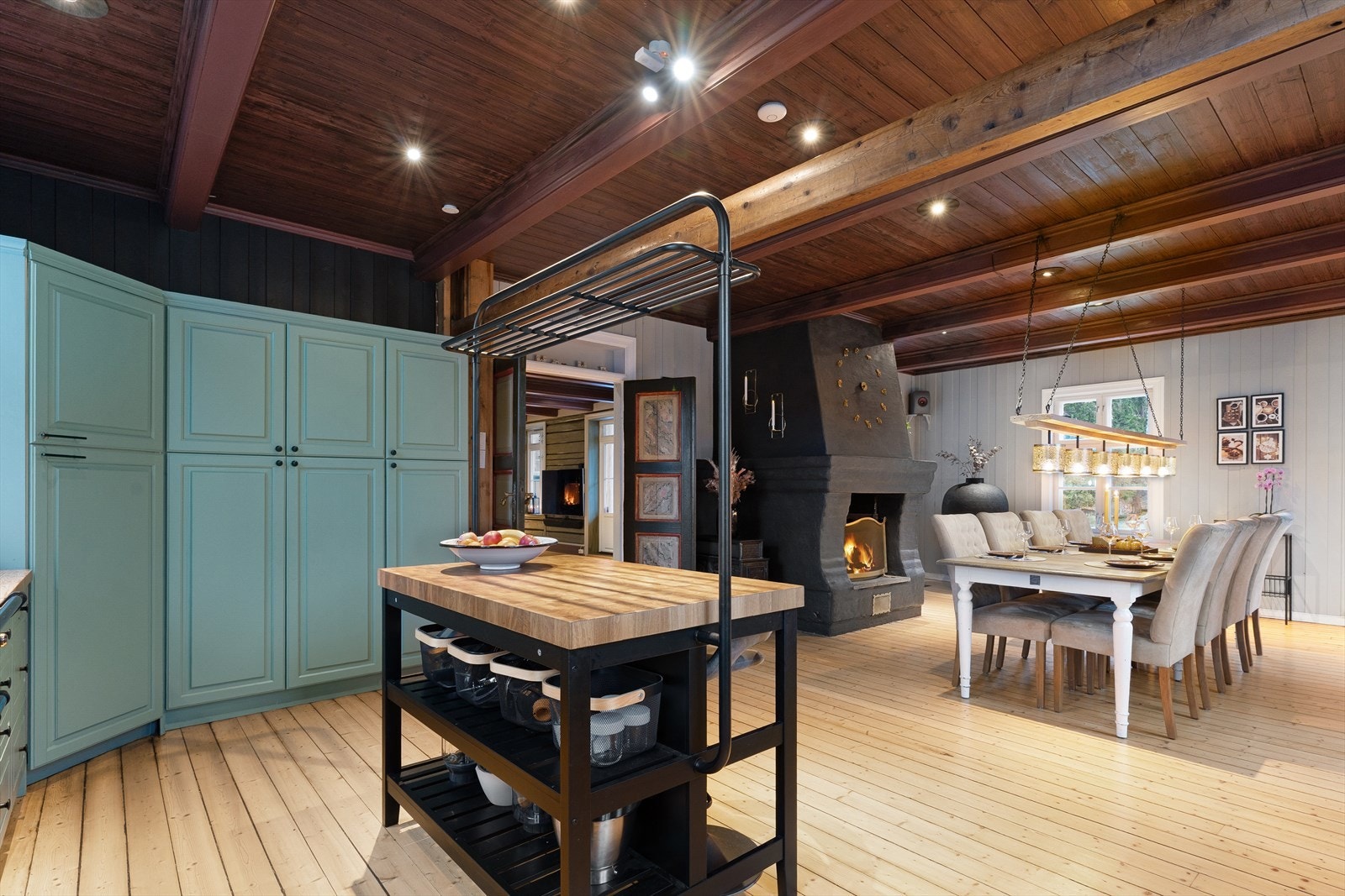 Det som i dag er kjøkkenet i boligen var gymsal da bygget tidligere var skole, og dette beskriver godt størrelsen på rommet. Galleribilde