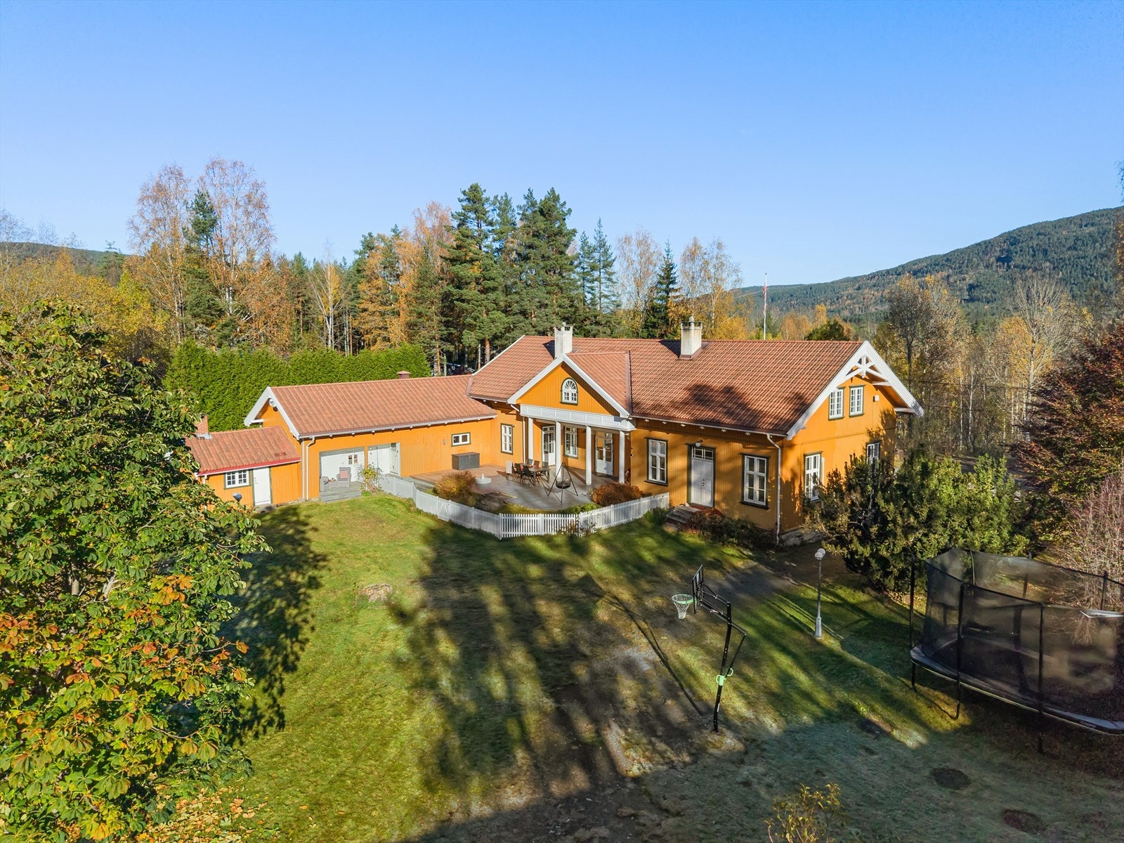 Stor og sjarmerende boligeiendom med et flott opparbeidet tun. Galleribilde