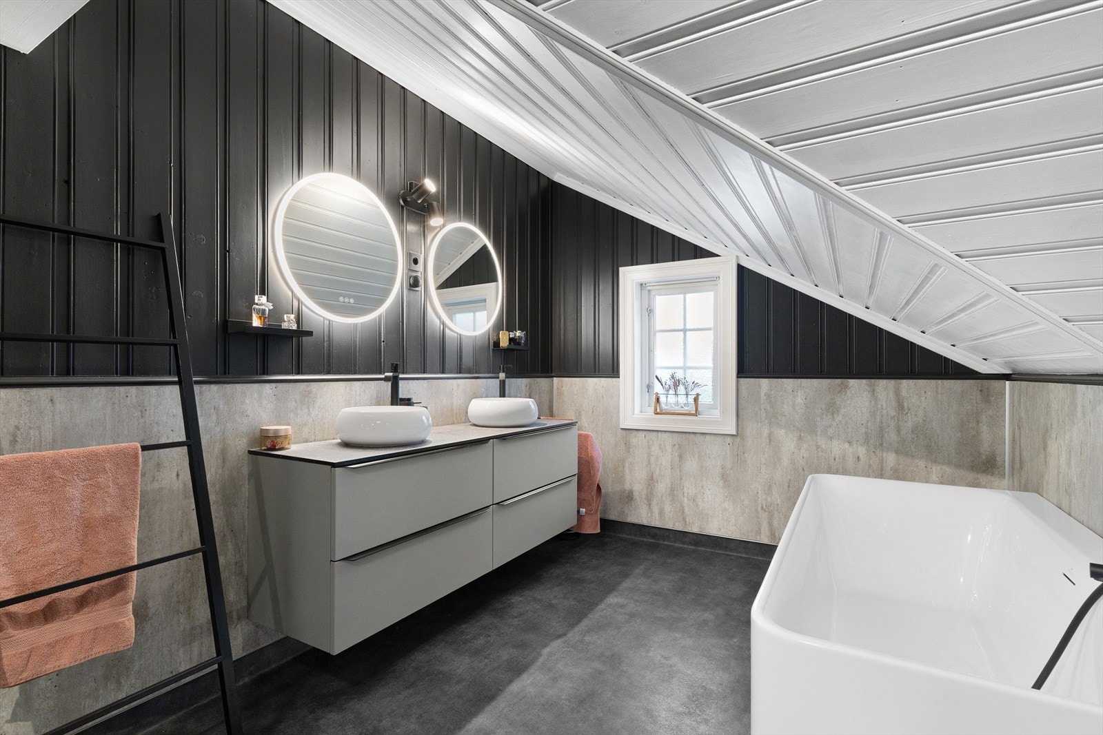 Badet i 2. etasje ble pusset opp av nåværende eier i 2023. Det er lagt vinylbelegg på gulv og baderomsplater på vegg. Deler av veggene er panel på øvre del. Det er varmekabler i gulvet, disse er fra 1996. Galleribilde