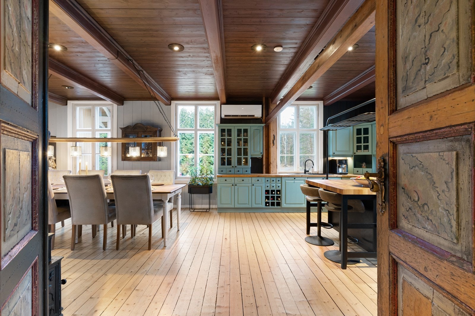 Herskapelig preg på kjøkkenet som kombinerer det gamle med det nye på en flott måte. Fra stua er det en staslig, gammel dobbeldør inn i kjøkkenet. Galleribilde