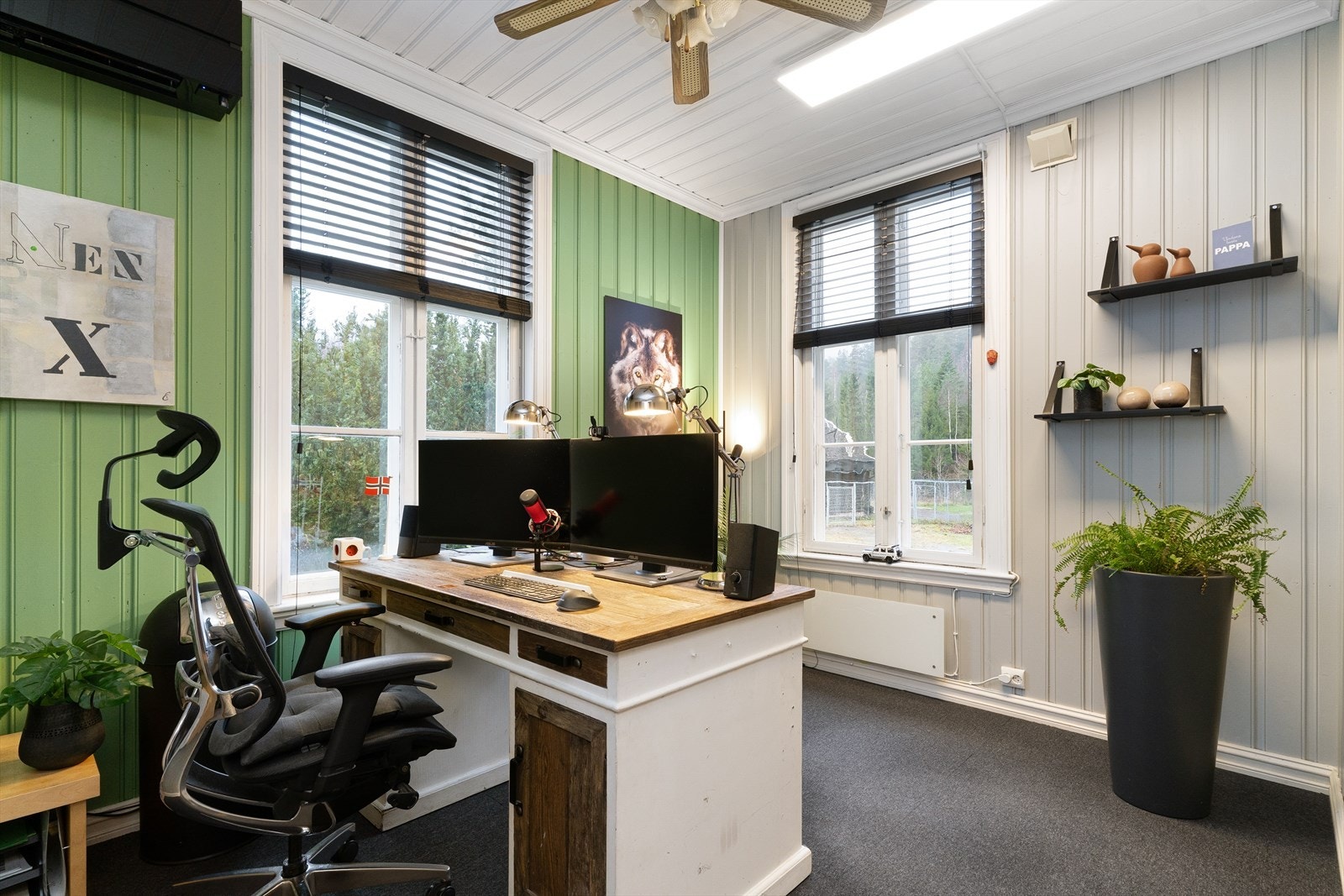 Dette rommet er i dag benytte som kontor, men har en god størrelse for soverom, dersom man har behov for det. Det tredje rommet som kan være et aktuelt soverom har ikke blitt pusset opp og en gammel/sliten standard. Galleribilde