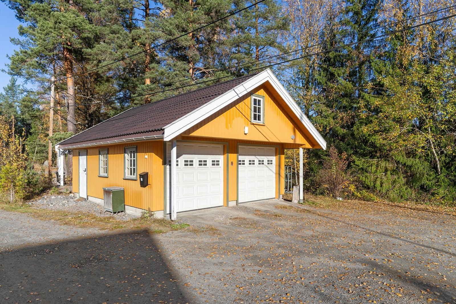 Dobbelgarasje fra 2004 med to elektriske porter og lagringsloft. Galleribilde