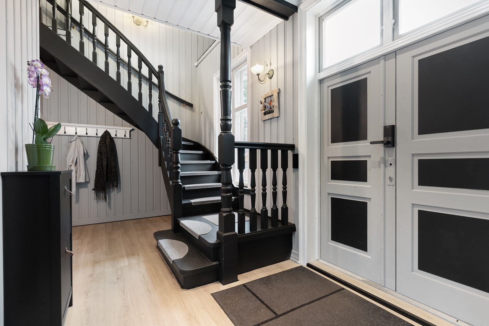 Man kommer inn i en romslig hall med en elegant trapp opp til 2. etasje. I hallen er det er lagt nytt gulv av nåværende eier, samt malt alle overflater. Galleribilde