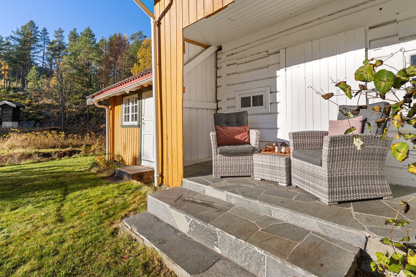 Utenfor det gamle bryggerhuset/uthuset er det plass til en koselig, liten sittegruppe. Galleribilde