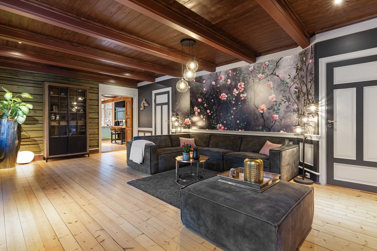 Hovedstua har en god størrelse, noe som gir rom for flere typer innredningsmuligheter. I dag er stua flott innredet med stor sofa midt i rommet. Deler av veggene er originale tømmervegger som er malt i en delikat farge, og på gulvet er det lunt tregulv. Galleribilde